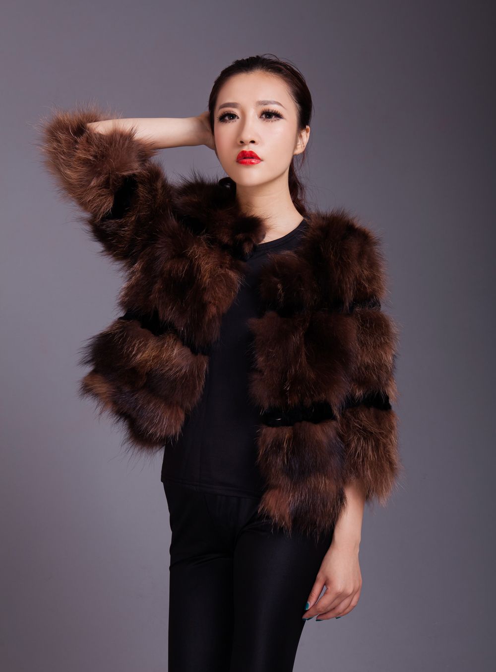 如何使用ps抠出和背景色差不多的皮草图片 我使用了通道 可是效果还是