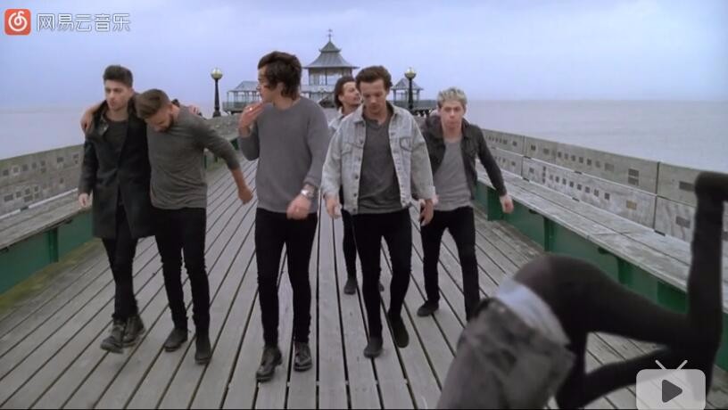 请问you and i-one direction的mv 里的冻结帧效果用AE怎么做？