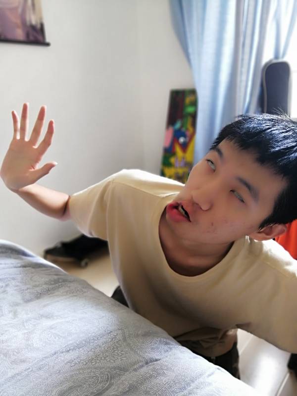 怎么把这张照片用ps做出脸贴玻璃的效果?